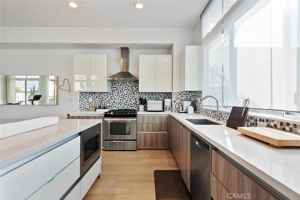 6736 W Hepburn Way, Los Angeles, California 90038 home-pic-13